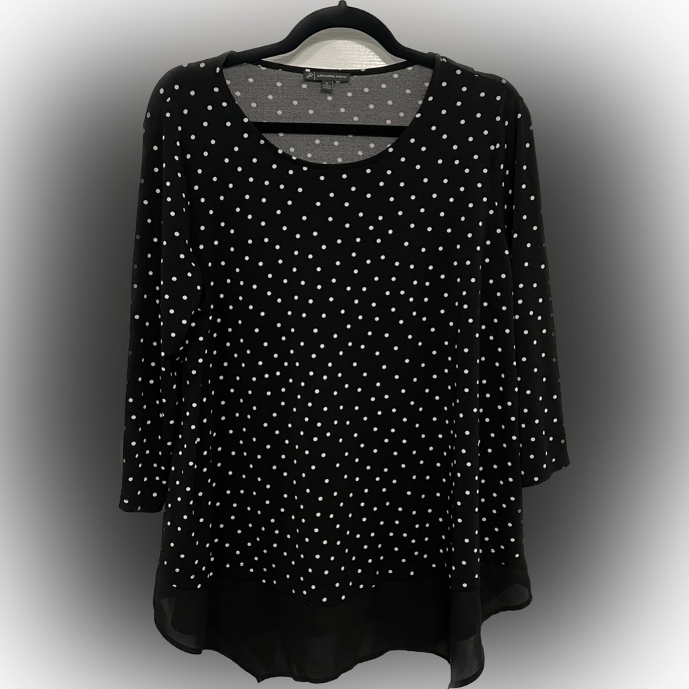 Adrianna Papell black polka dot blouse. 3/4 sleeves, tunic length